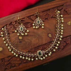 Vaishnavi Kemp Pearl Neckpiece